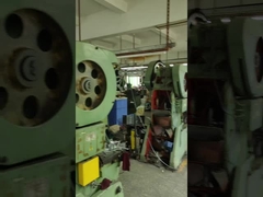 Le métal emboutissant des pièces fonctionnent la machine